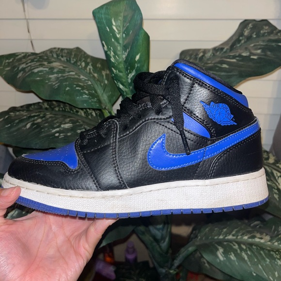 black jordans size 7